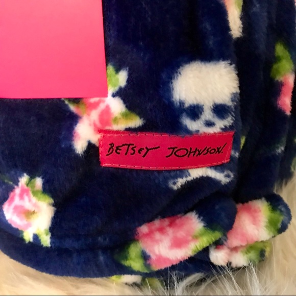 Betsey Johnson Navy Skull Pink Flower King Blanket - Picture 8 of 8